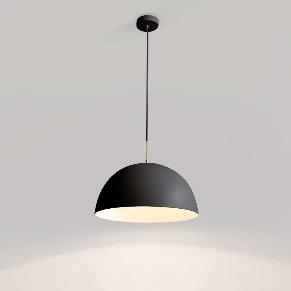 Pendelleuchte mit modernem Kuppelschirm und verstellbarem Hängekabel