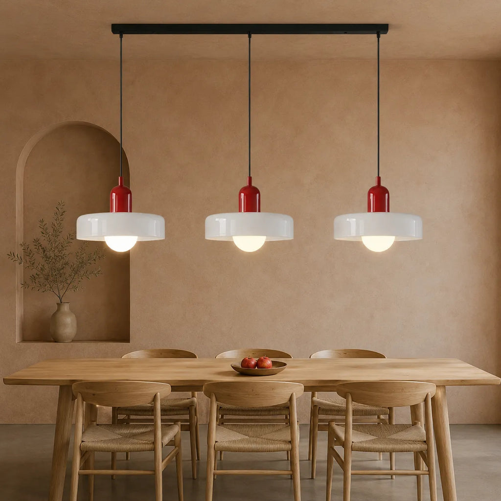Pendelleuchte mit drei abgerundeten Glasschirmen im linearen Bauhaus-Design