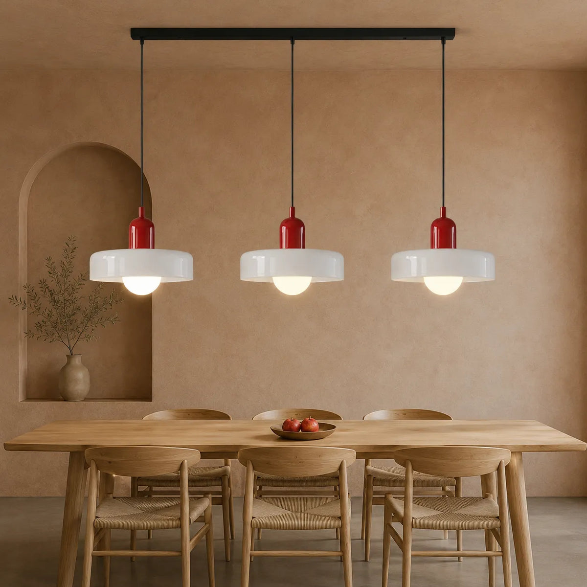 Pendelleuchte mit drei abgerundeten Glasschirmen im linearen Bauhaus-Design