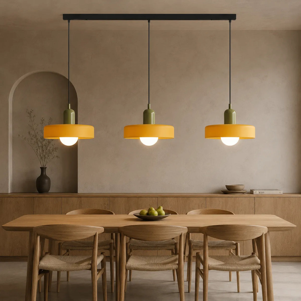 Pendelleuchte mit drei abgerundeten Glasschirmen im linearen Bauhaus-Design