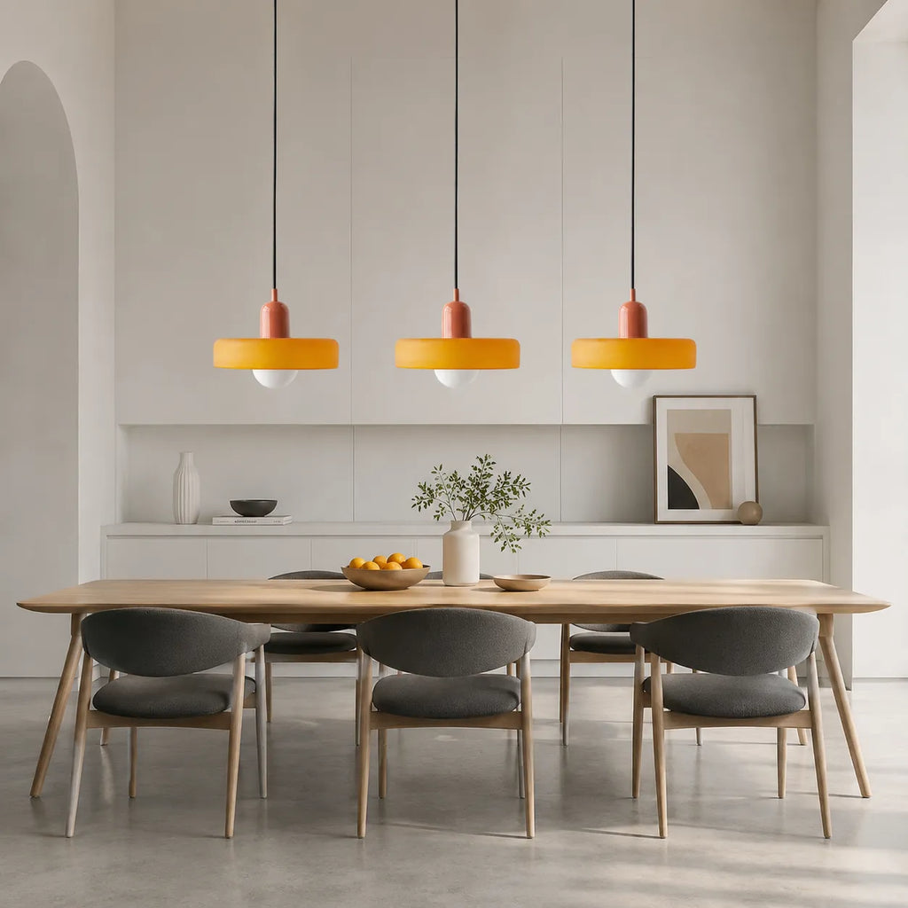 Pendelleuchte mit drei abgerundeten Glasschirmen im linearen Bauhaus-Design