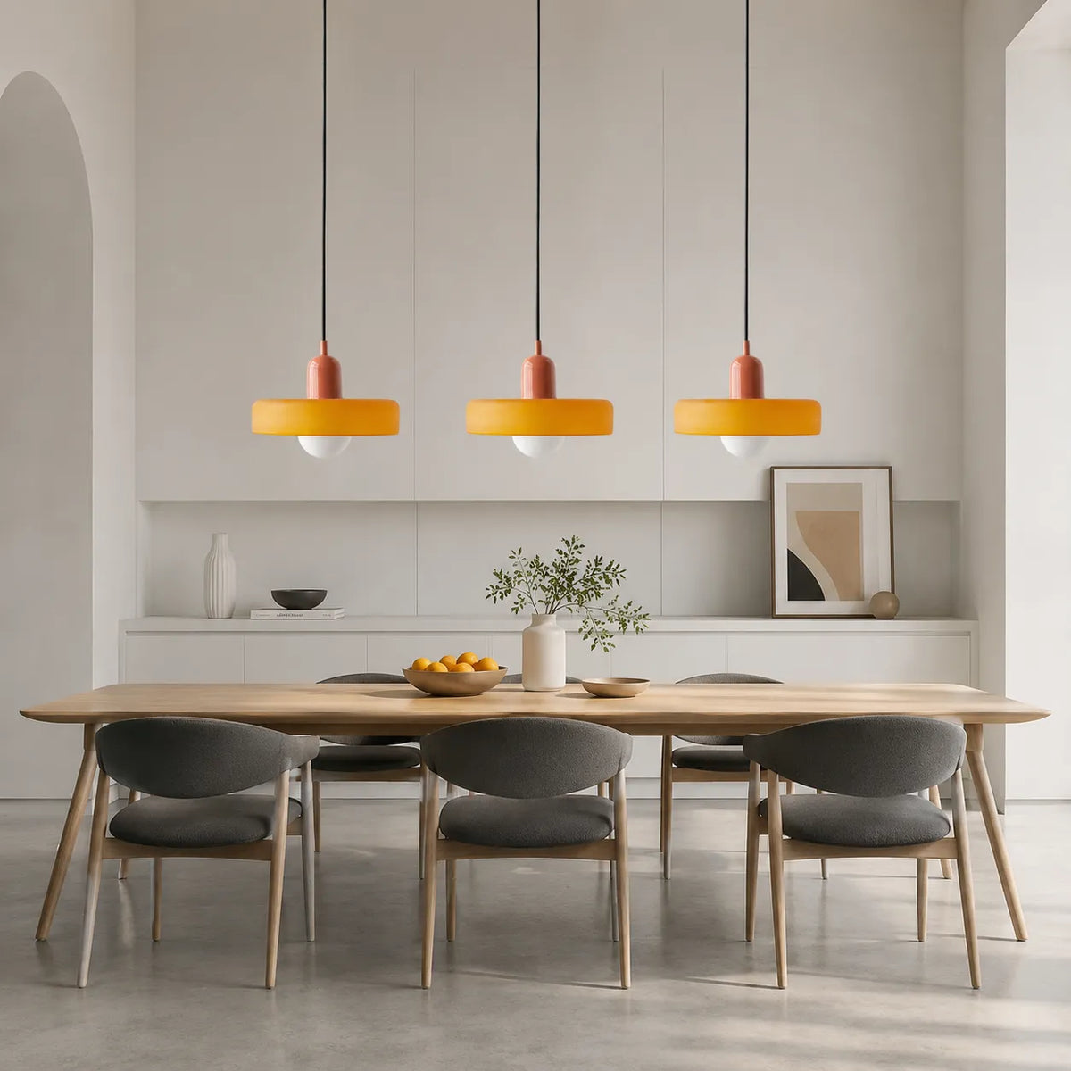 Pendelleuchte mit drei abgerundeten Glasschirmen im linearen Bauhaus-Design