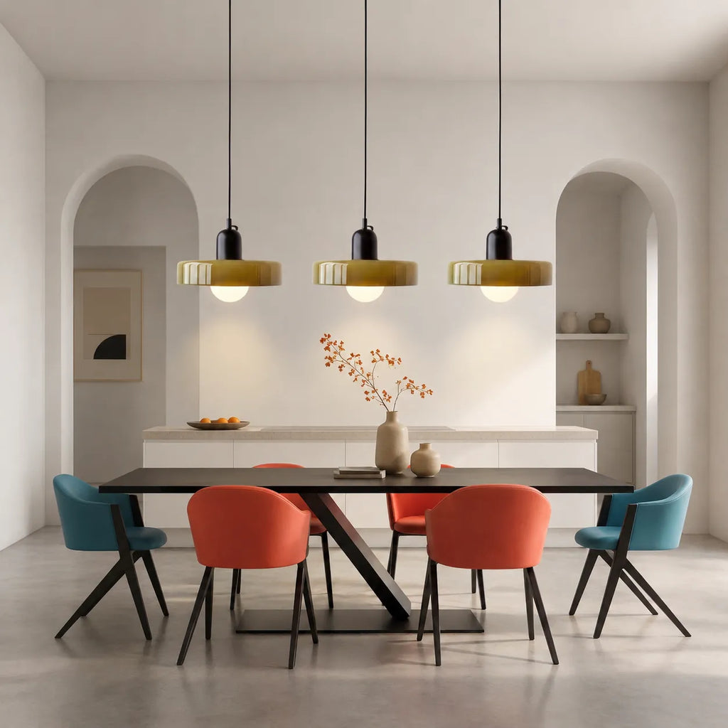 Pendelleuchte mit drei abgerundeten Glasschirmen im linearen Bauhaus-Design