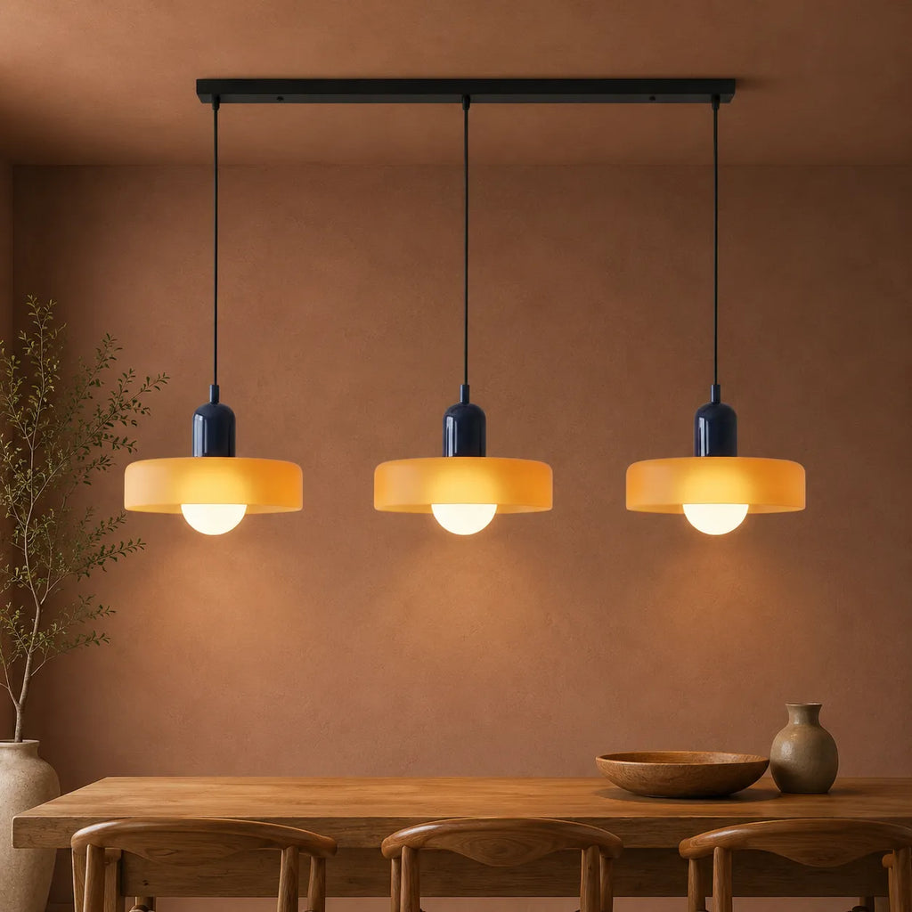 Pendelleuchte mit drei abgerundeten Glasschirmen im linearen Bauhaus-Design