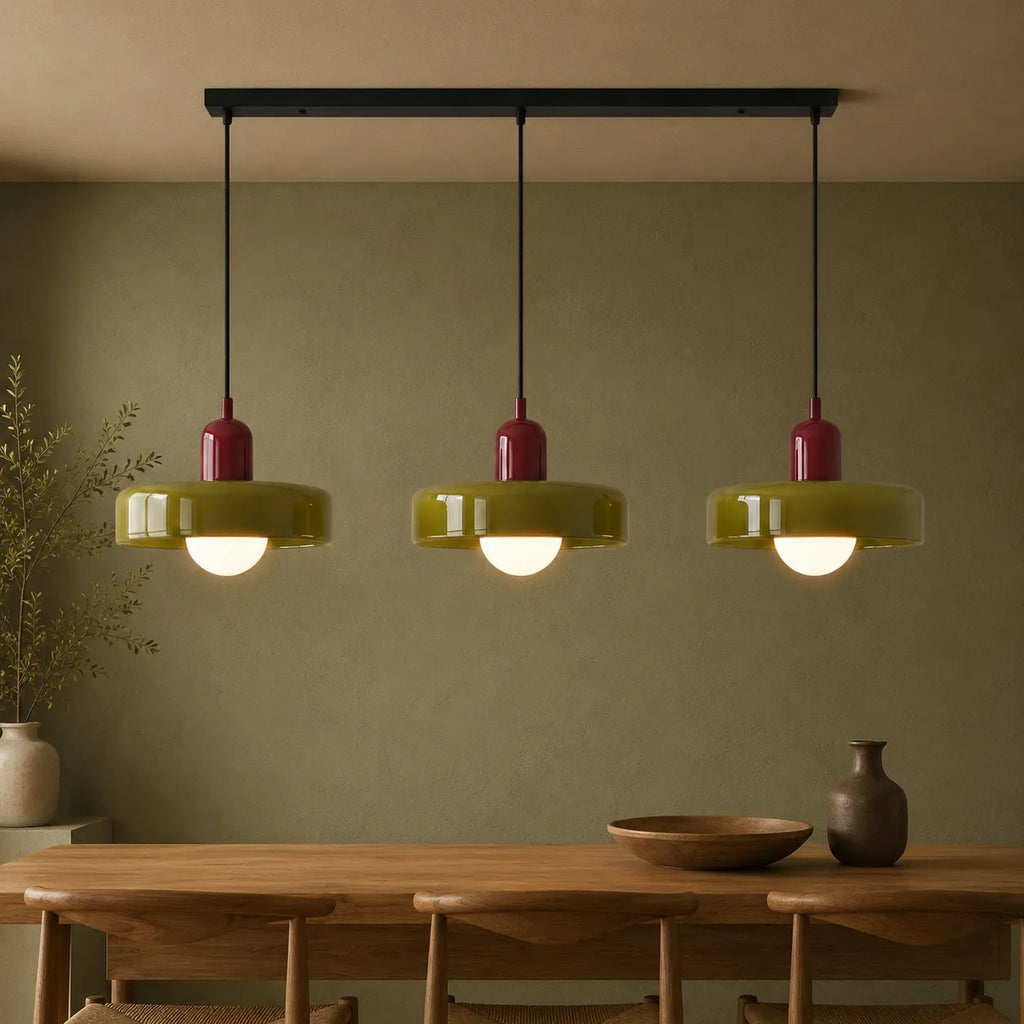 Pendelleuchte mit drei abgerundeten Glasschirmen im linearen Bauhaus-Design