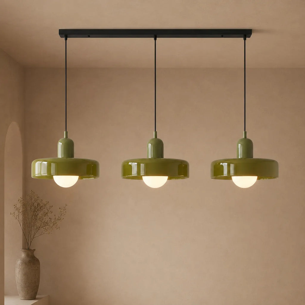 Pendelleuchte mit drei abgerundeten Glasschirmen im linearen Bauhaus-Design