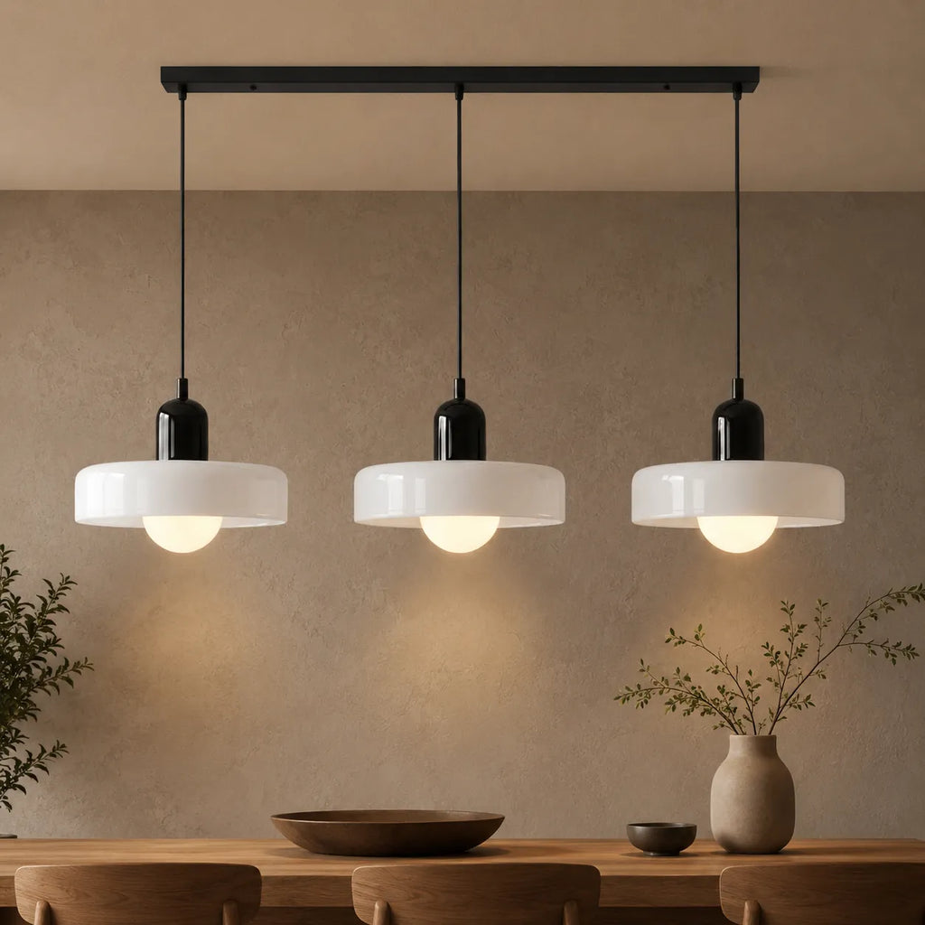 Pendelleuchte mit drei abgerundeten Glasschirmen im linearen Bauhaus-Design