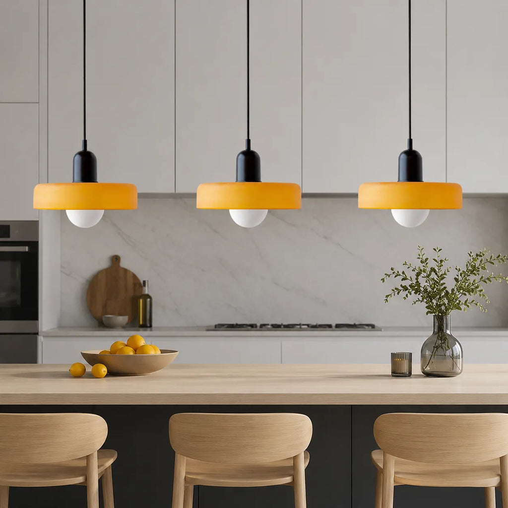 Pendelleuchte mit drei abgerundeten Glasschirmen im linearen Bauhaus-Design