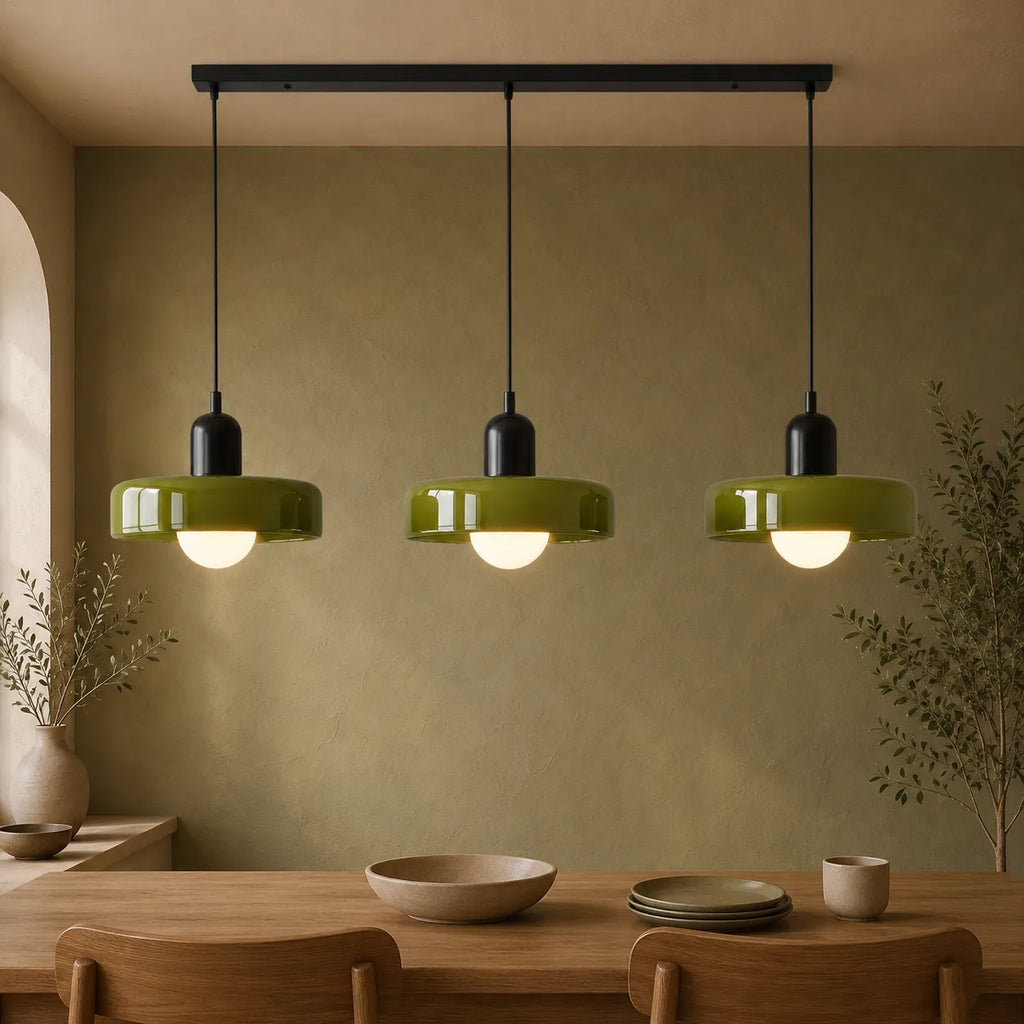 Pendelleuchte mit drei abgerundeten Glasschirmen im linearen Bauhaus-Design