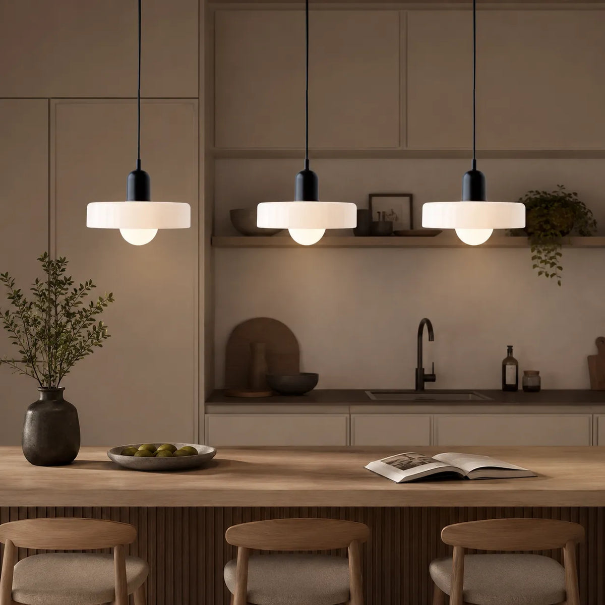 Pendelleuchte mit drei abgerundeten Glasschirmen im linearen Bauhaus-Design