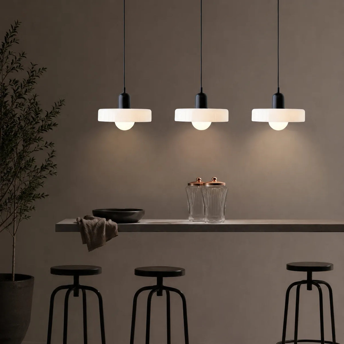 Pendelleuchte mit drei abgerundeten Glasschirmen im linearen Bauhaus-Design