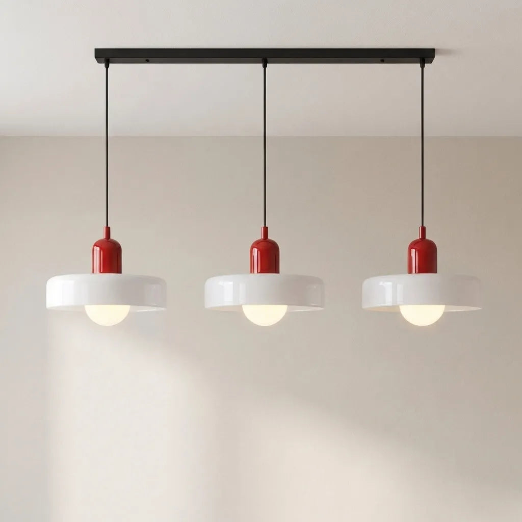 Pendelleuchte mit drei abgerundeten Glasschirmen im linearen Bauhaus-Design