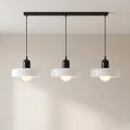 Pendelleuchte mit drei abgerundeten Glasschirmen im linearen Bauhaus-Design