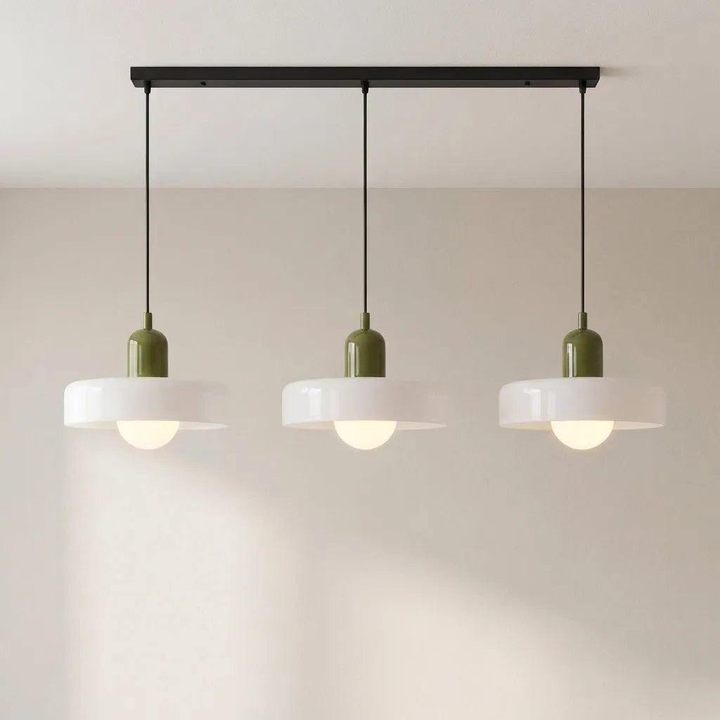 Pendelleuchte mit drei abgerundeten Glasschirmen im linearen Bauhaus-Design