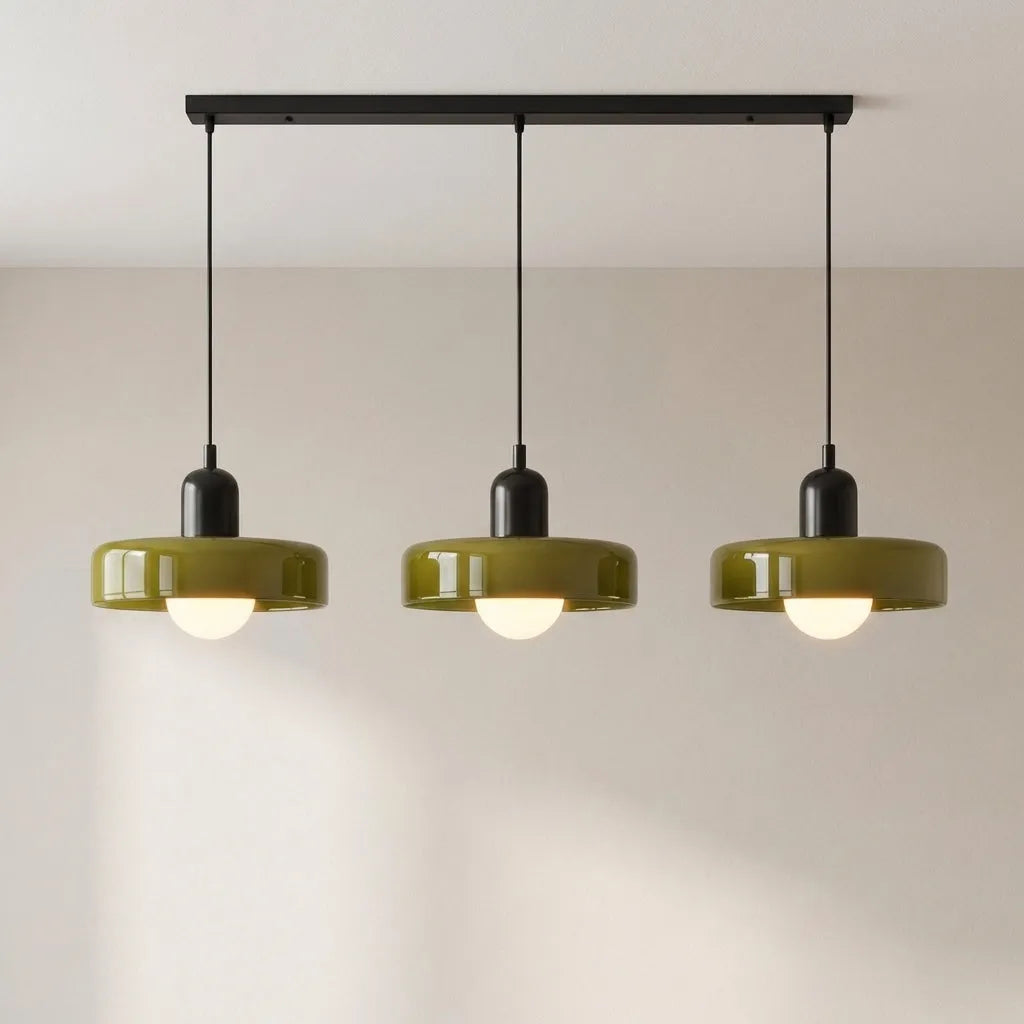 Pendelleuchte mit drei abgerundeten Glasschirmen im linearen Bauhaus-Design