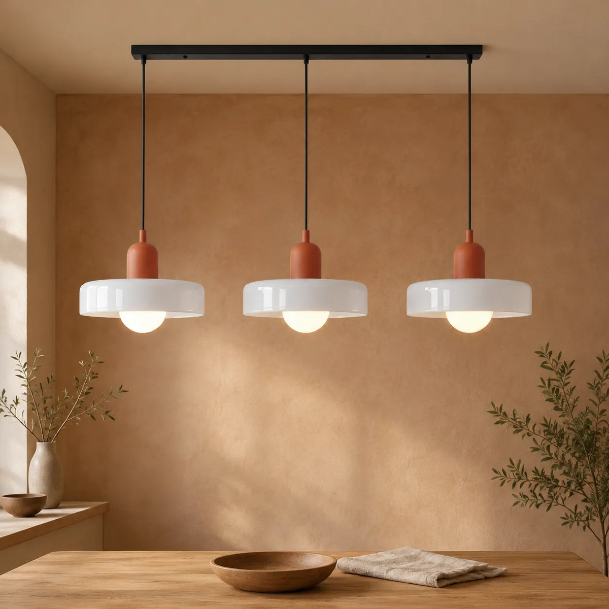 Pendelleuchte mit drei abgerundeten Glasschirmen im linearen Bauhaus-Design