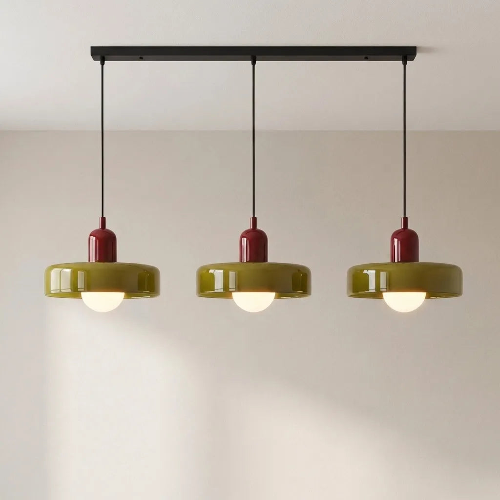 Pendelleuchte mit drei abgerundeten Glasschirmen im linearen Bauhaus-Design