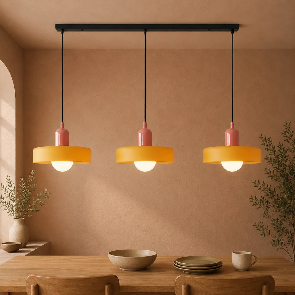 Pendelleuchte mit drei abgerundeten Glasschirmen im linearen Bauhaus-Design