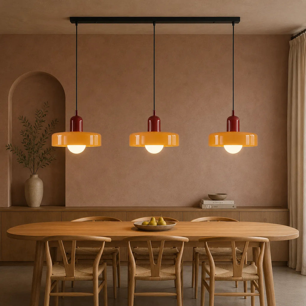 Pendelleuchte mit drei abgerundeten Glasschirmen im linearen Bauhaus-Design