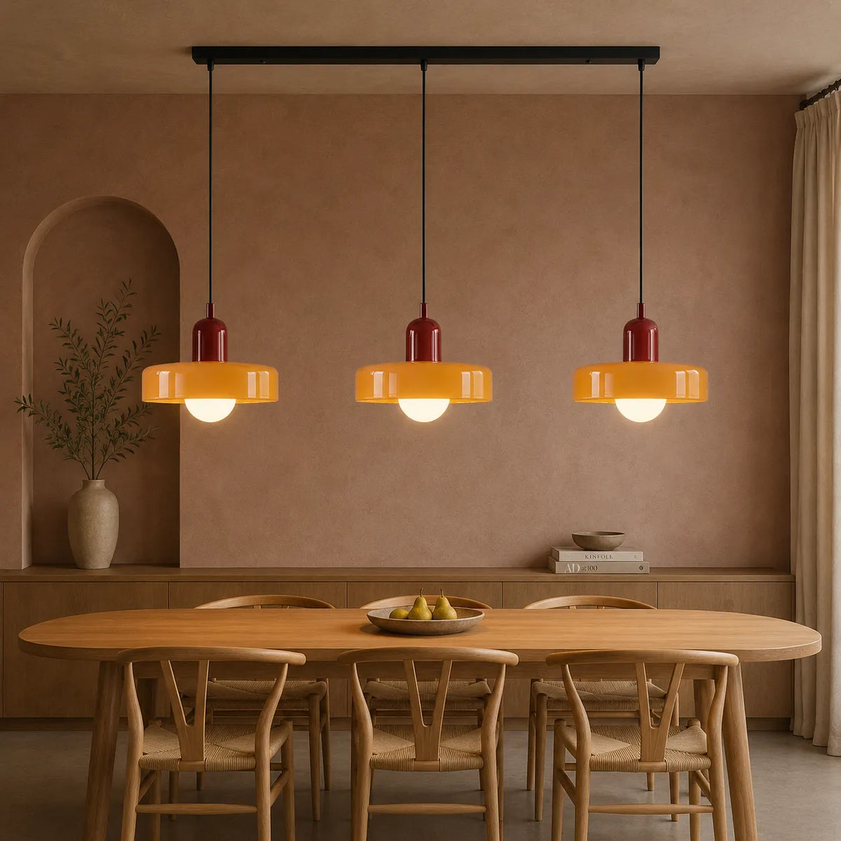 Pendelleuchte mit drei abgerundeten Glasschirmen im linearen Bauhaus-Design