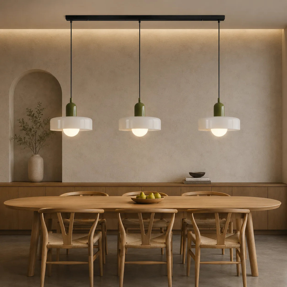 Pendelleuchte mit drei abgerundeten Glasschirmen im linearen Bauhaus-Design