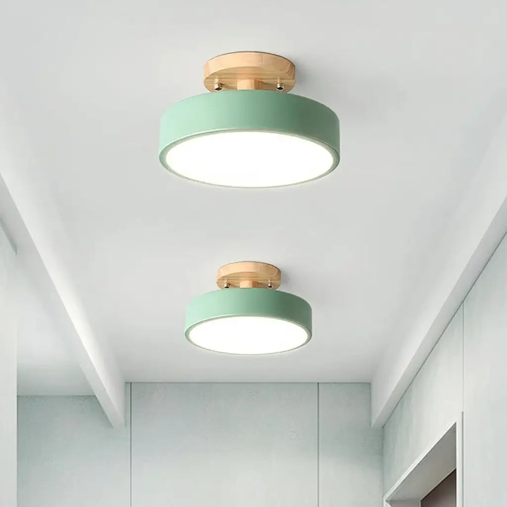 Plafonnier LED rond au design scandinave, en bois et métal