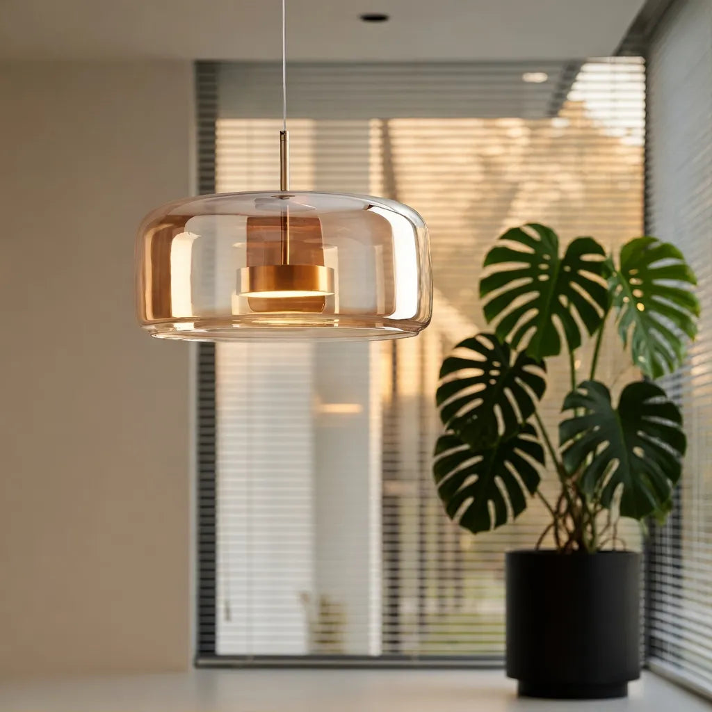 Pendelleuchte mit skulpturalem Glasschirm und mehrschichtigem LED-Leuchten