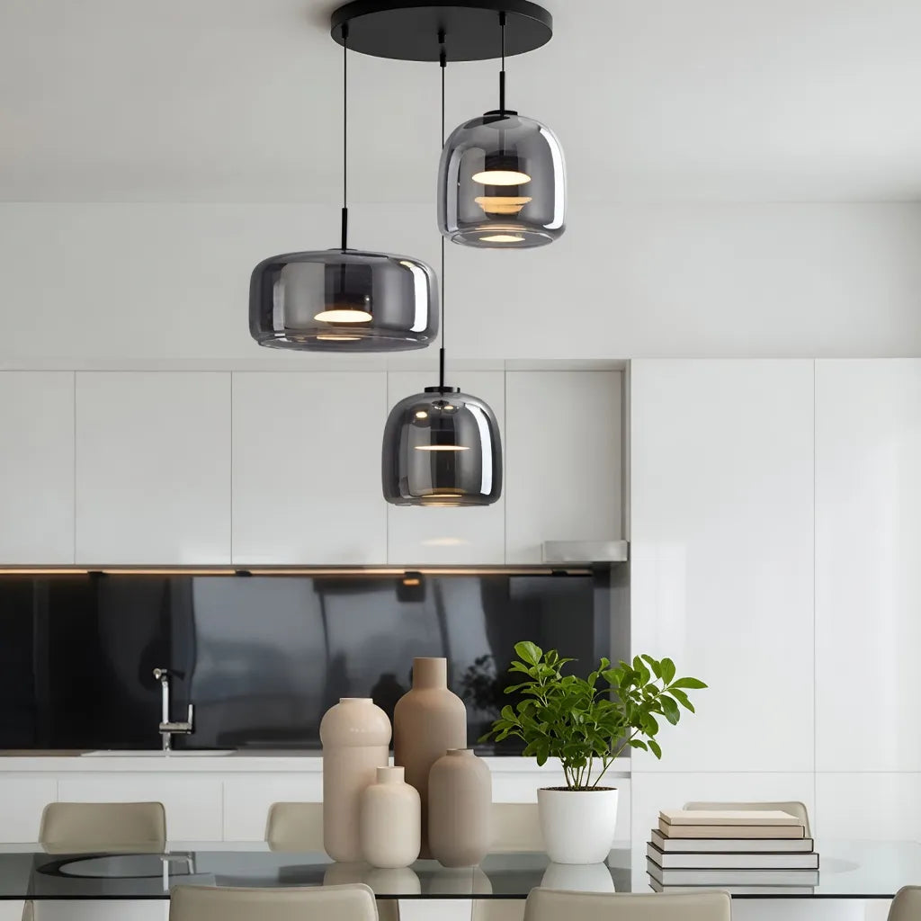 Pendelleuchte mit skulpturalem Glasschirm und mehrschichtigem LED-Leuchten
