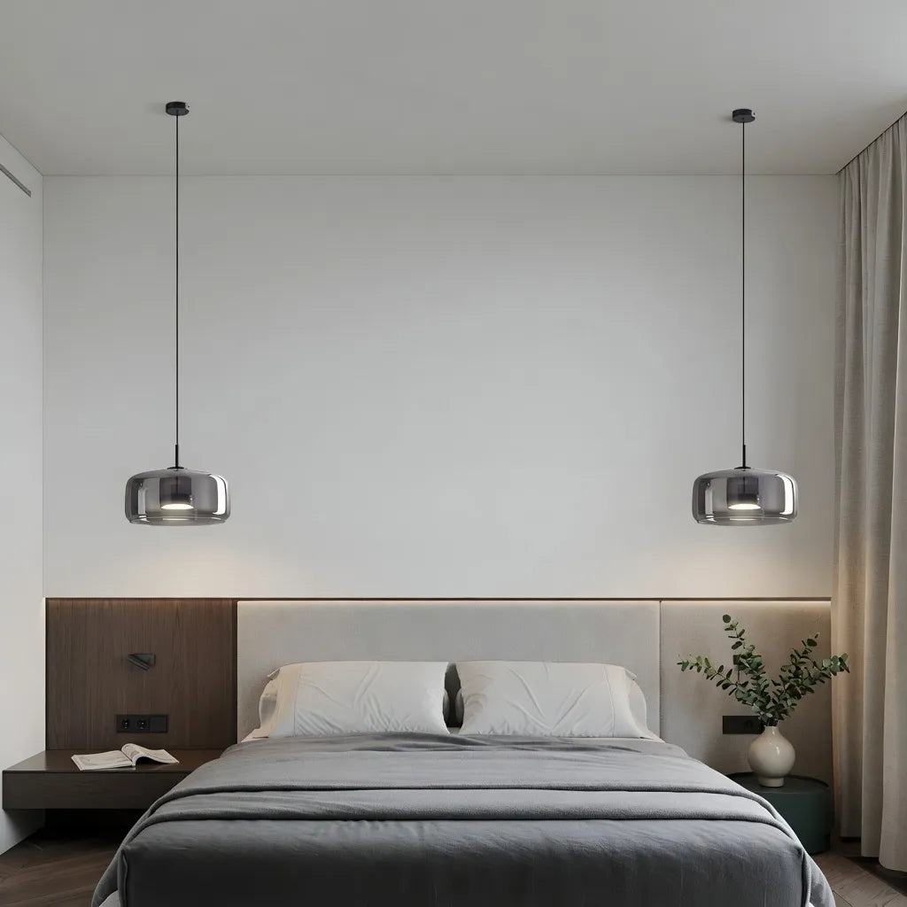 Pendelleuchte mit skulpturalem Glasschirm und mehrschichtigem LED-Leuchten