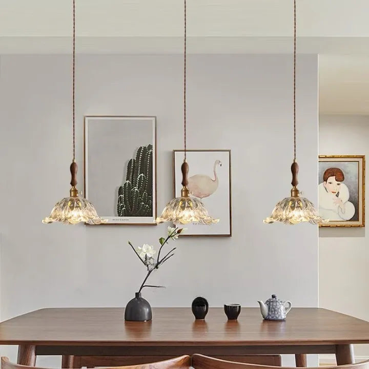 Pendelleuchte mit Glasschirm in Blütenform und LED für Vintage-Beleuchtung im Esszimmer
