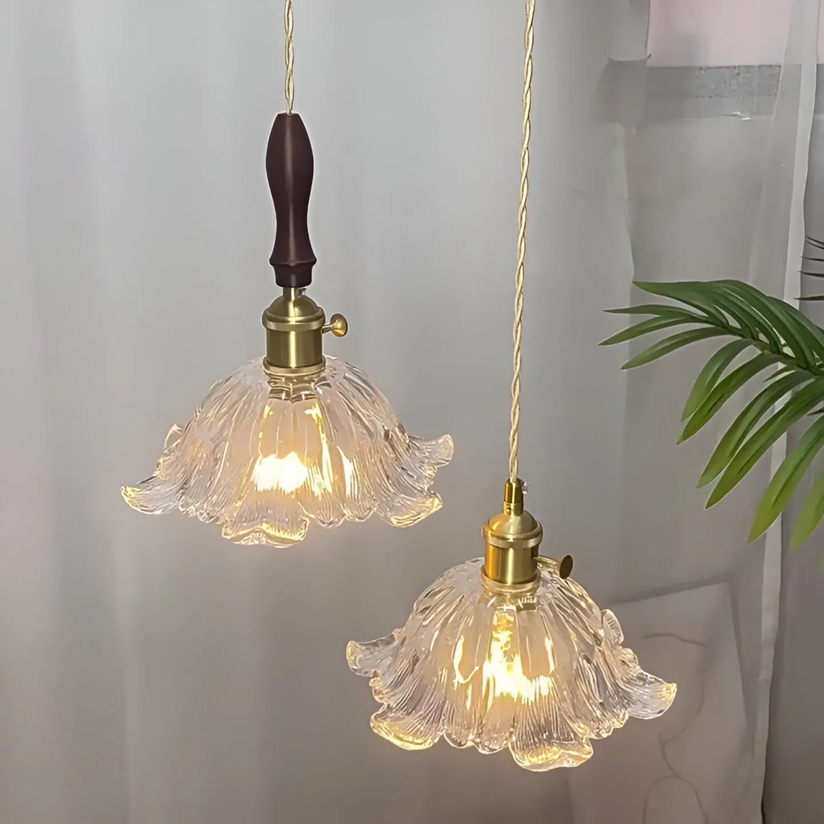 Suspension avec abat-jour en verre en forme de fleur, LED et éclairage vintage pour salle à manger