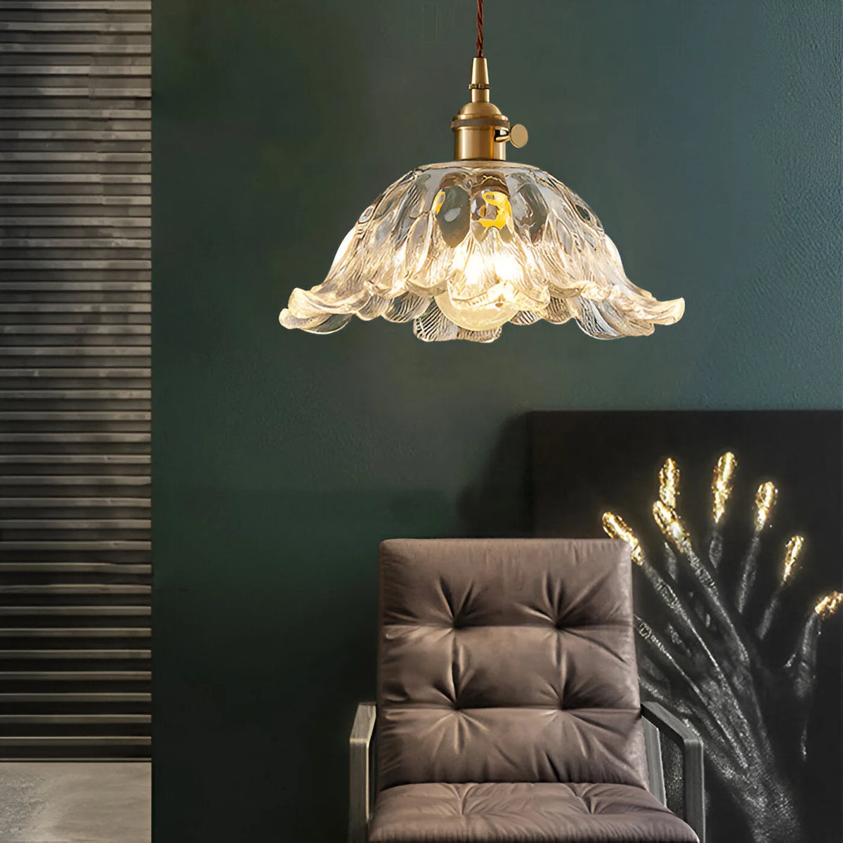Pendelleuchte mit Glasschirm in Blütenform und LED für Vintage-Beleuchtung im Esszimmer