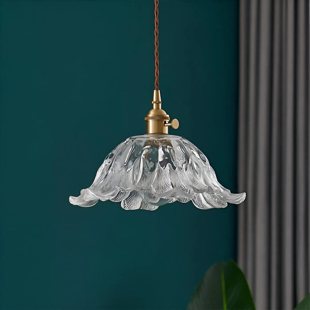 Pendelleuchte mit Glasschirm in Blütenform und LED für Vintage-Beleuchtung im Esszimmer