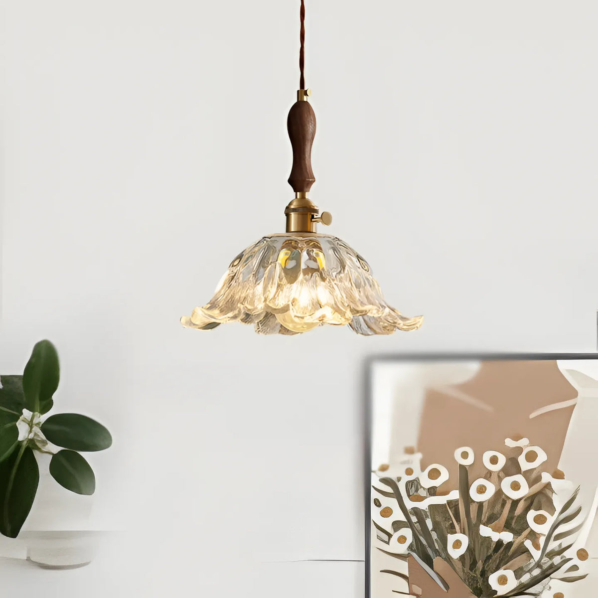 Pendelleuchte mit Glasschirm in Blütenform und LED für Vintage-Beleuchtung im Esszimmer
