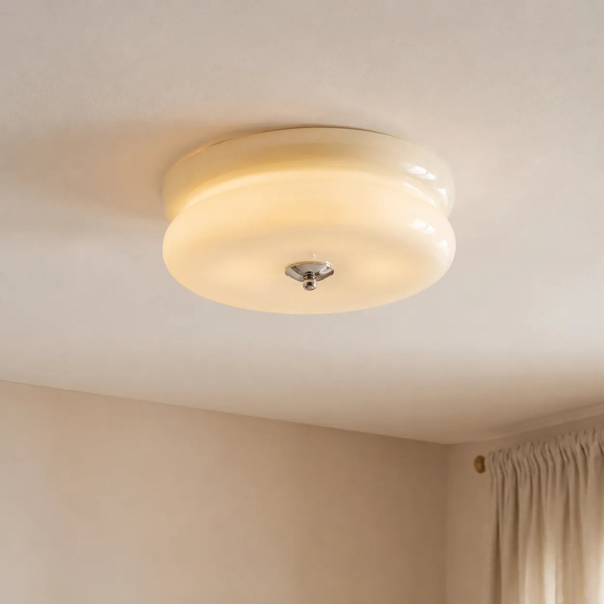 Deckenleuchte mit Opalglasdiffusor im Art-déco-Stil für das Wohnzimmer