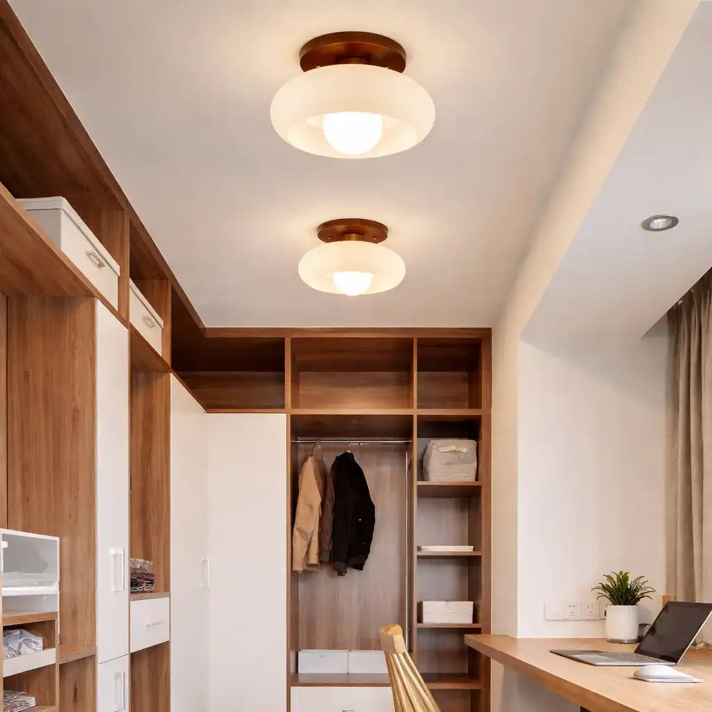 Deckenleuchte mit cremefarbenem Glasschirm im Bauhaus-Stil für moderne Schlafzimmer