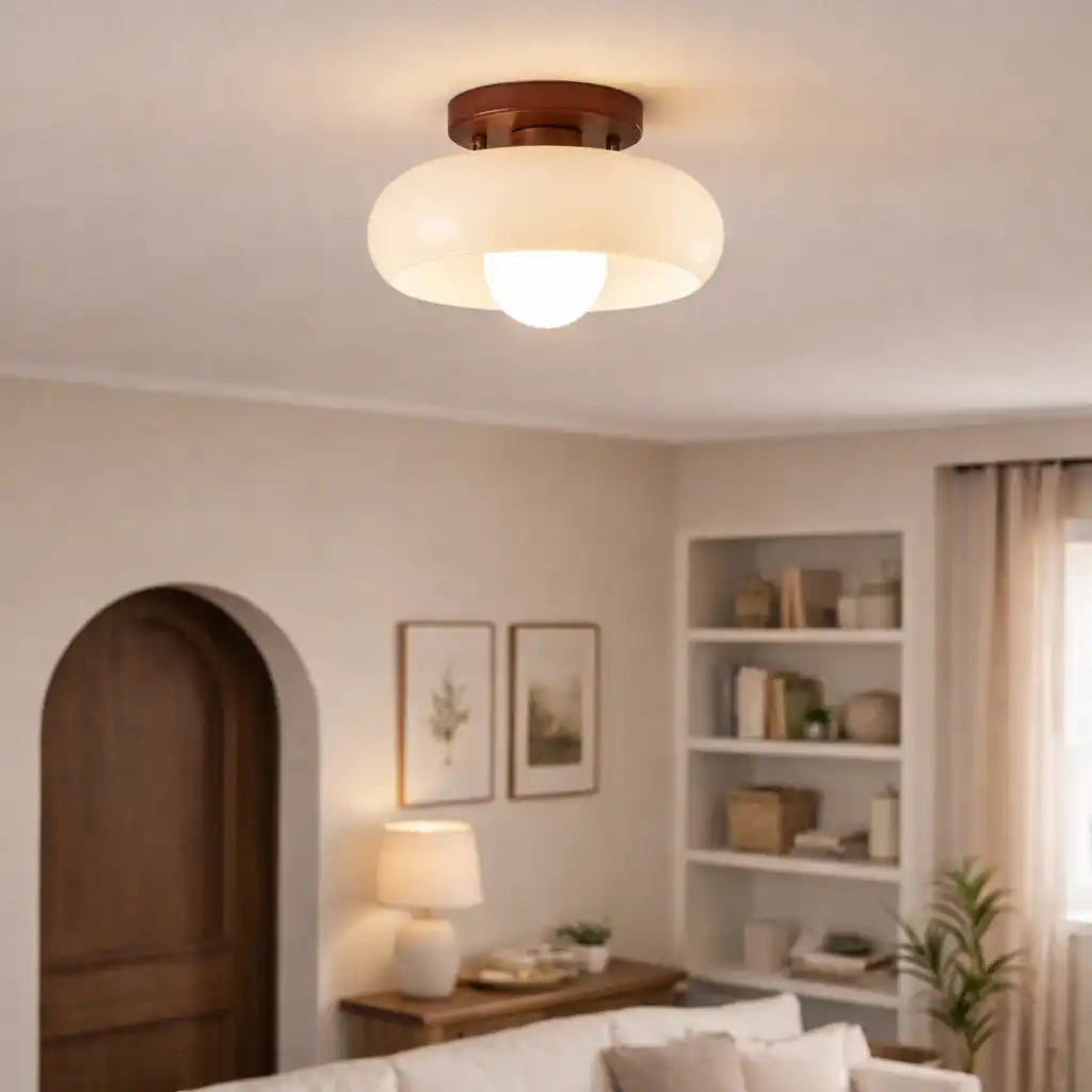 Deckenleuchte mit cremefarbenem Glasschirm im Bauhaus-Stil für moderne Schlafzimmer
