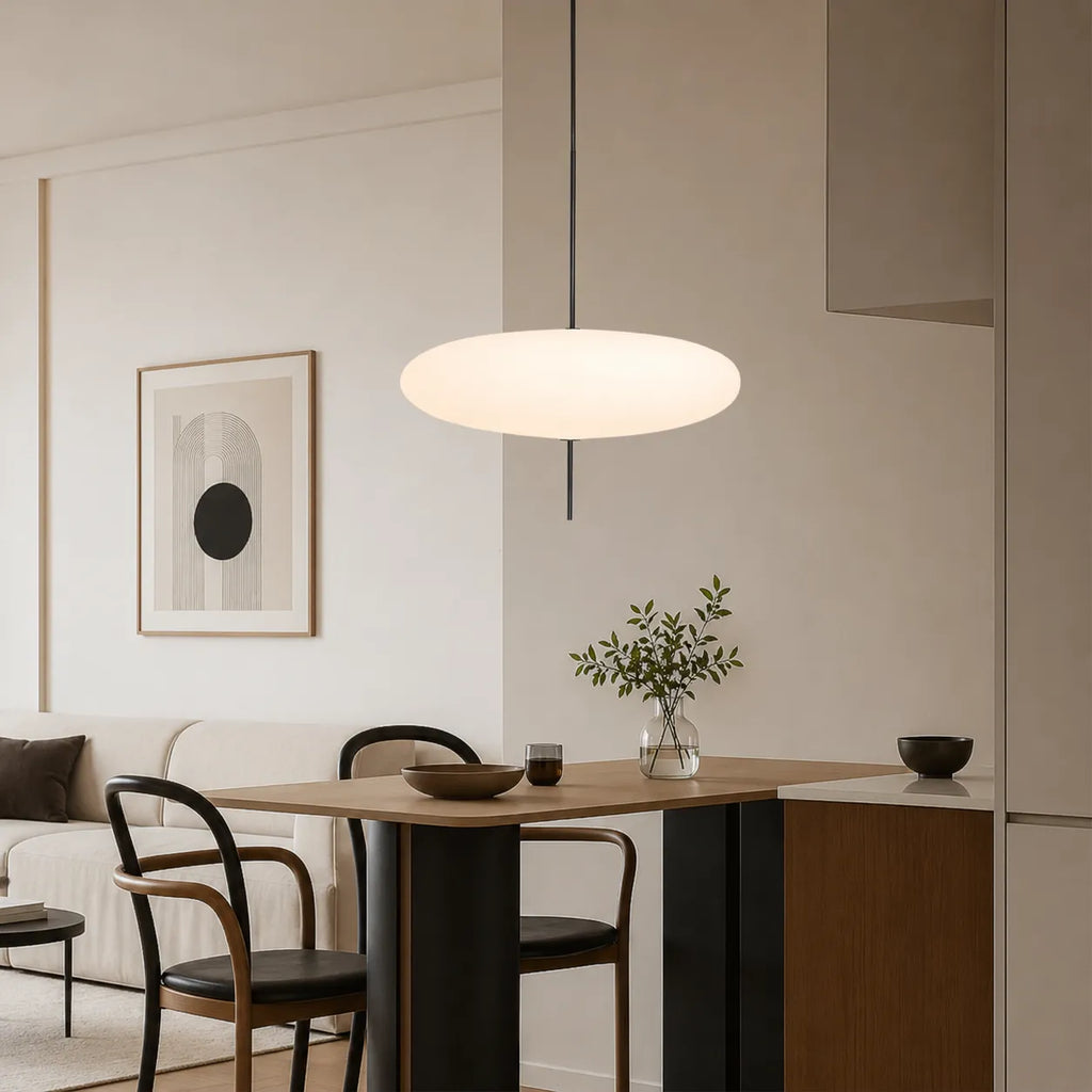 Pendelleuchte im geometrischen Bauhaus-Design mit sanftem Umgebungslicht