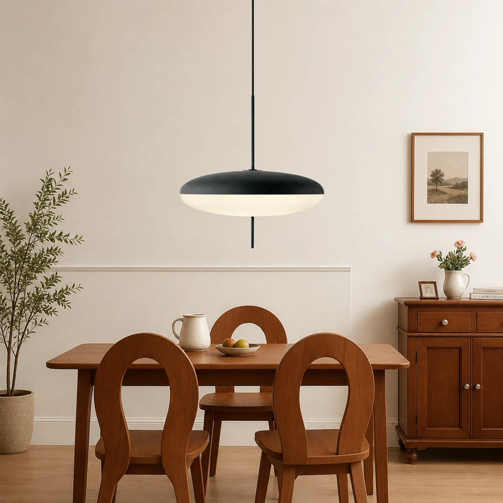 Pendelleuchte im geometrischen Bauhaus-Design mit sanftem Umgebungslicht