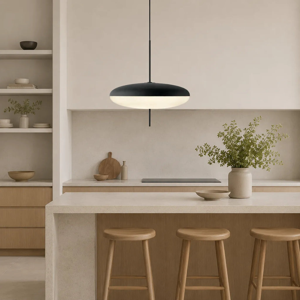Pendelleuchte im geometrischen Bauhaus-Design mit sanftem Umgebungslicht