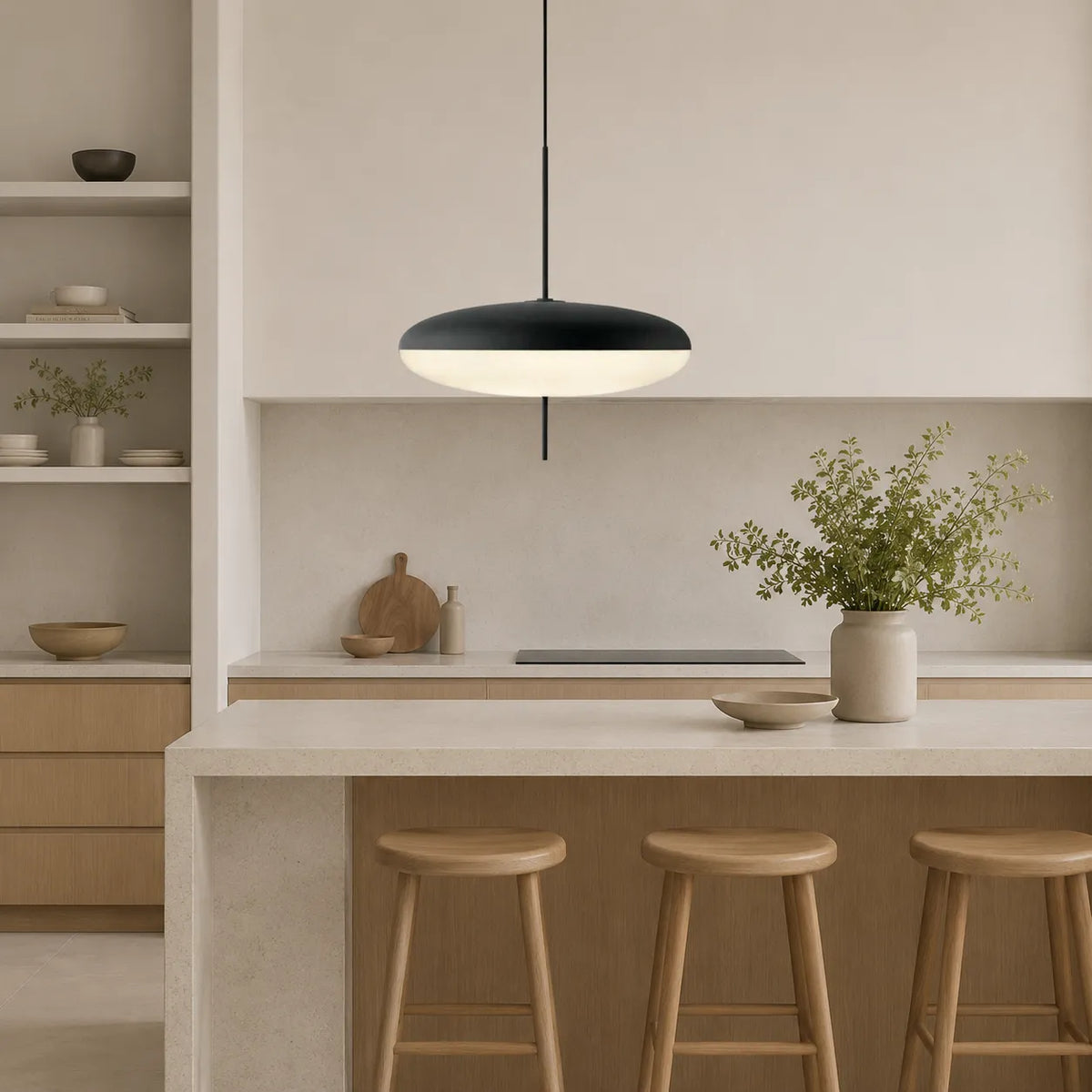 Pendelleuchte im geometrischen Bauhaus-Design mit sanftem Umgebungslicht