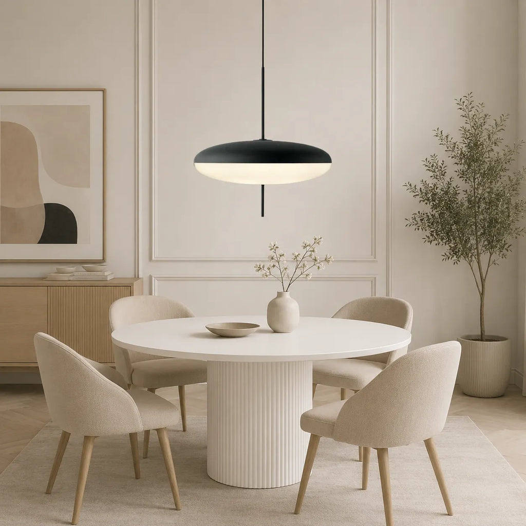 Pendelleuchte im geometrischen Bauhaus-Design mit sanftem Umgebungslicht