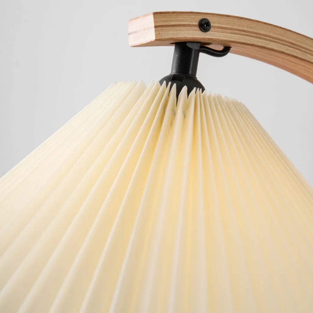 Stehlampe fürs Wohnzimmer mit Ständer aus natürlichem Buchenholz und Leinenschirm