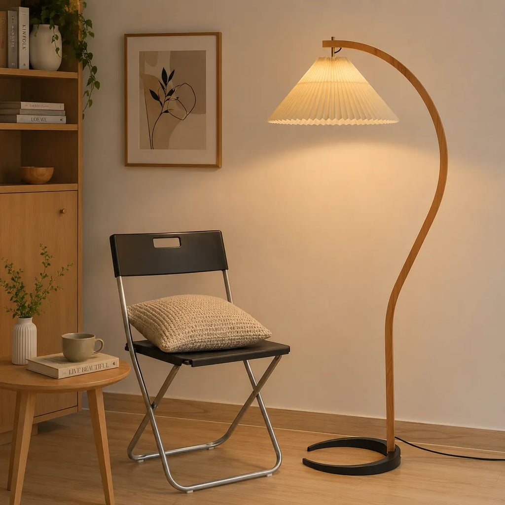 Stehlampe fürs Wohnzimmer mit Ständer aus natürlichem Buchenholz und Leinenschirm