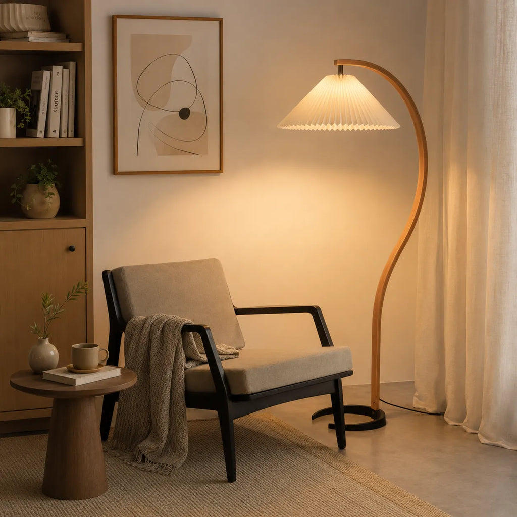 Stehlampe fürs Wohnzimmer mit Ständer aus natürlichem Buchenholz und Leinenschirm