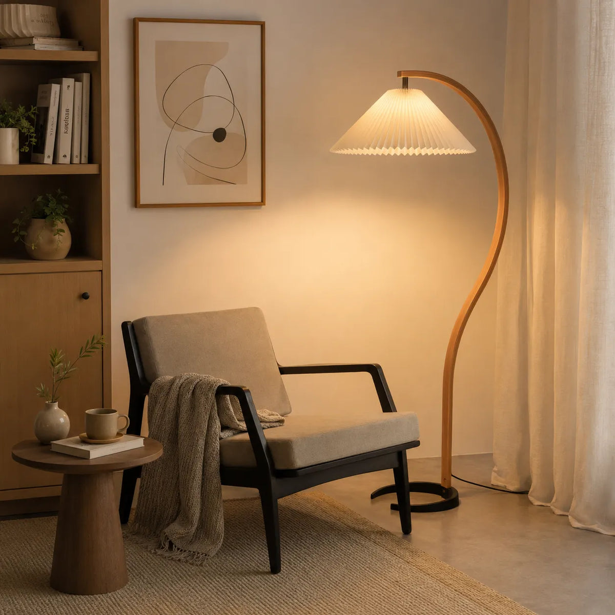Stehlampe fürs Wohnzimmer mit Ständer aus natürlichem Buchenholz und Leinenschirm
