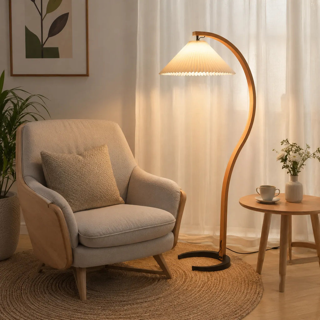 Stehlampe fürs Wohnzimmer mit Ständer aus natürlichem Buchenholz und Leinenschirm