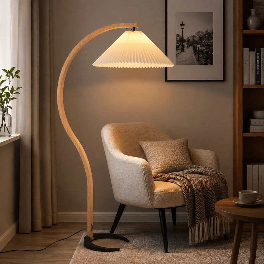 Stehlampe fürs Wohnzimmer mit Ständer aus natürlichem Buchenholz und Leinenschirm