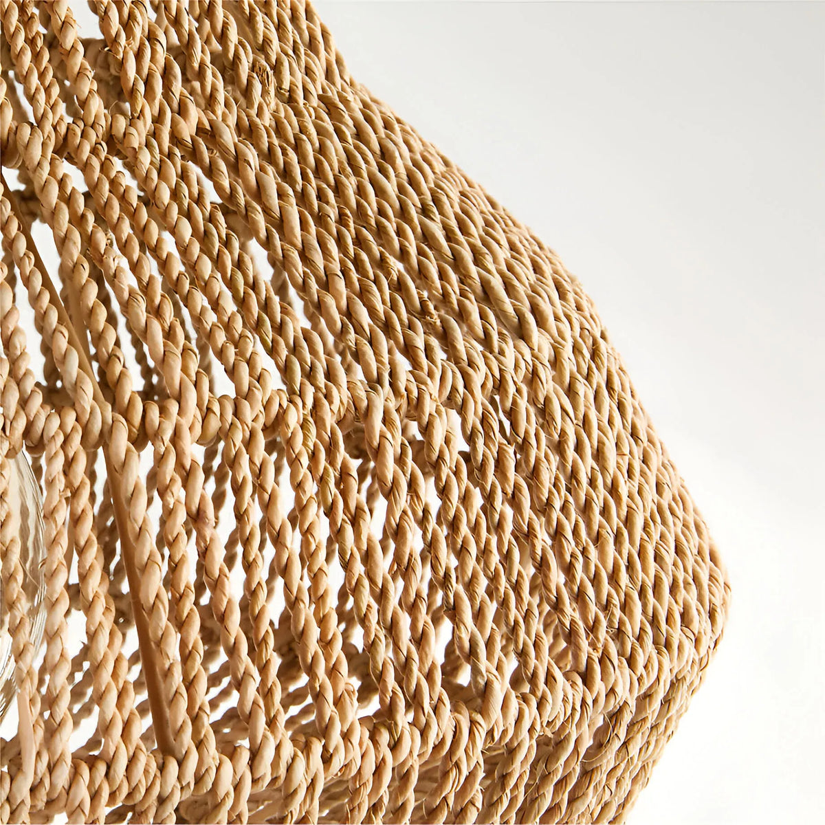 Lampada a sospensione Nina bohemien in rattan intrecciato a mano