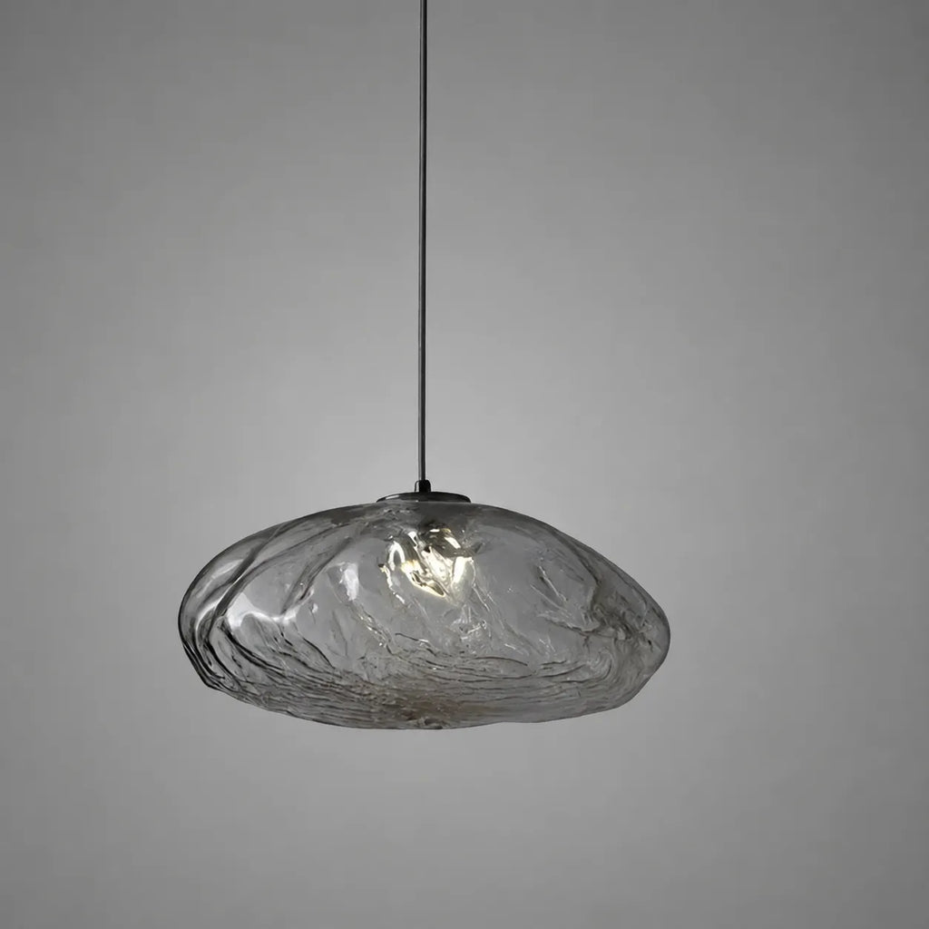 Pendelleuchte mit wolkeninspiriertem Glasschirm und sanftem Umgebungslicht